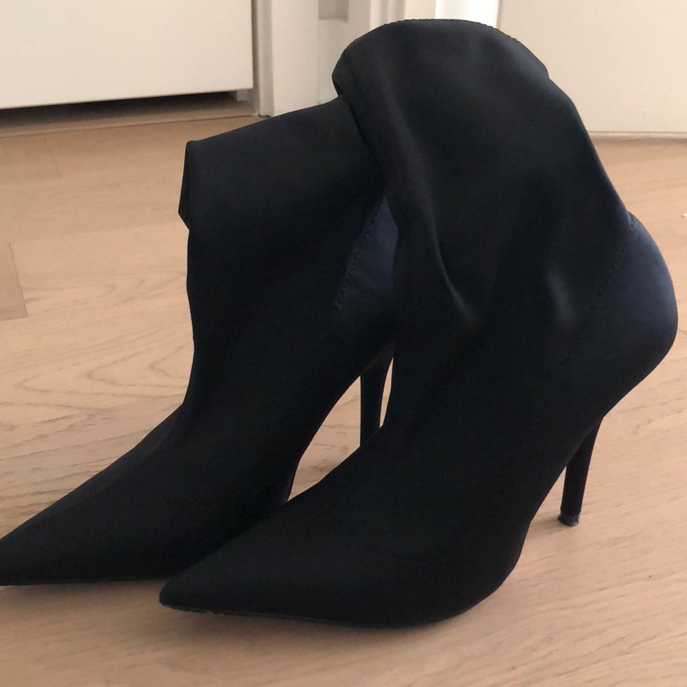 Worn once Steve Madden Mini sock boots